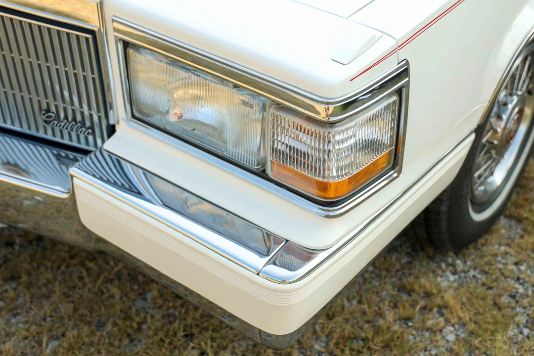 1990 Cadillac Brougham - Image 21 of 31