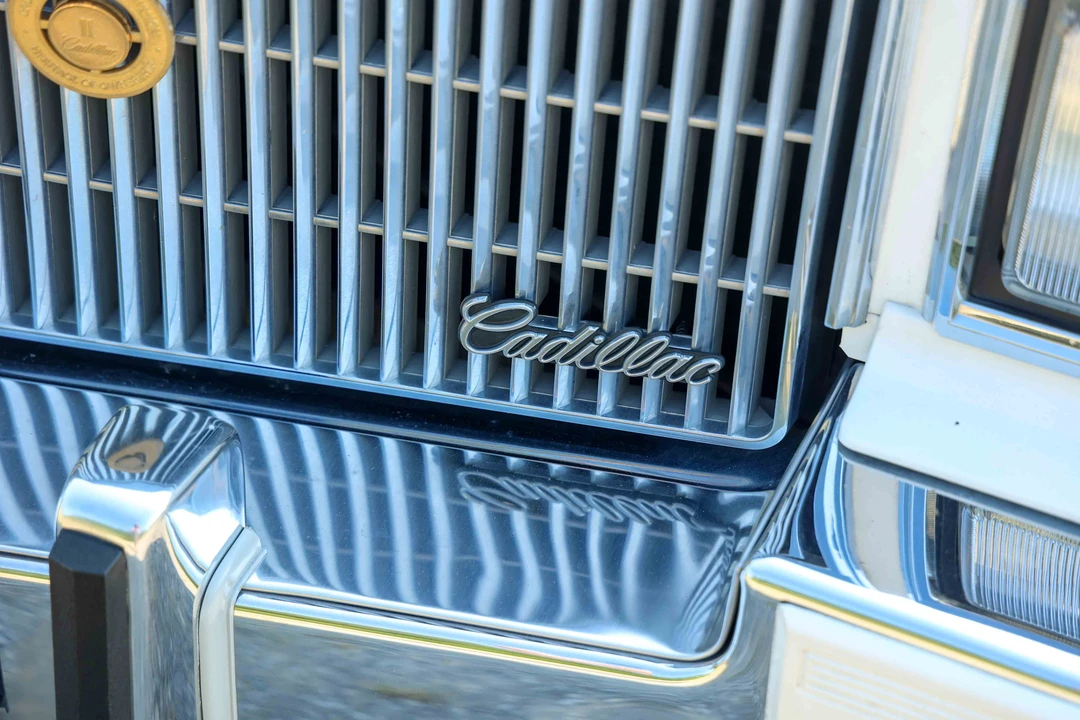 1990 Cadillac Brougham - Image 15 of 31