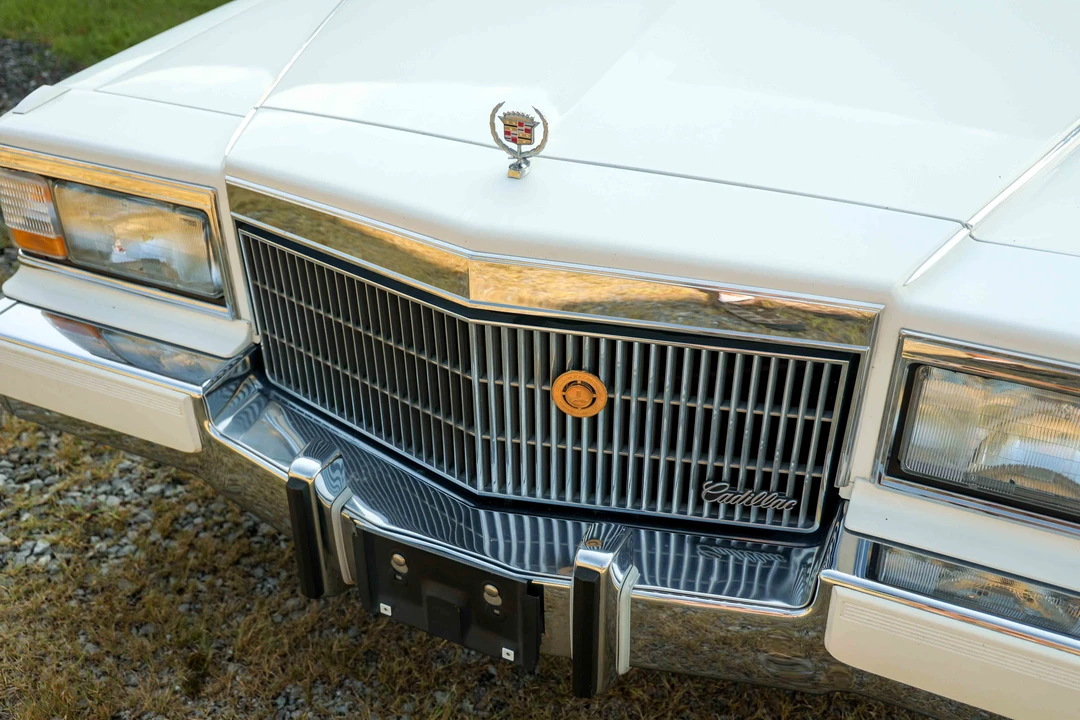 1990 Cadillac Brougham - Image 25 of 31