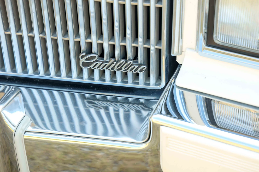 1990 Cadillac Brougham - Image 23 of 31