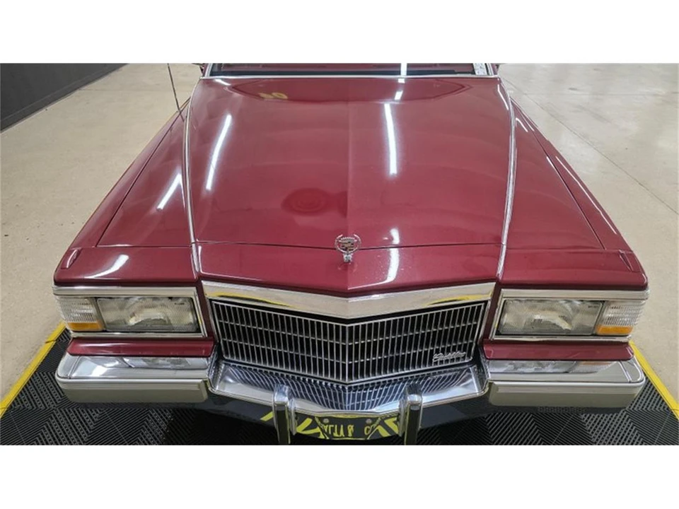 1990 Cadillac Brougham - Image 13 of 31