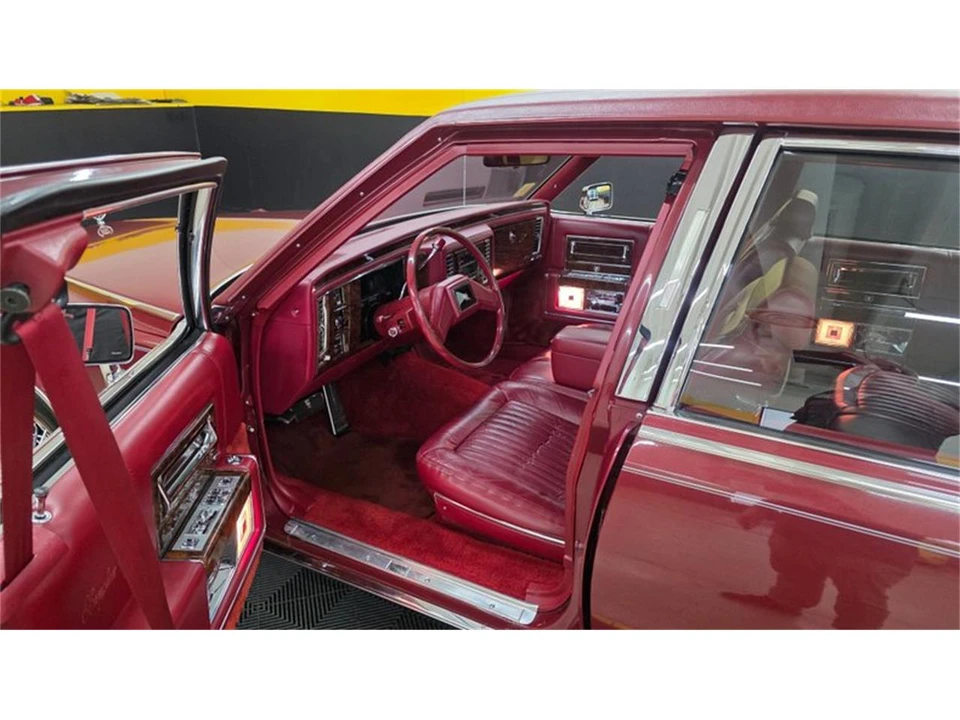 1990 Cadillac Brougham - Image 23 of 31