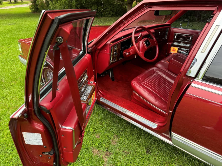 1990 Cadillac Brougham - Image 29 of 31