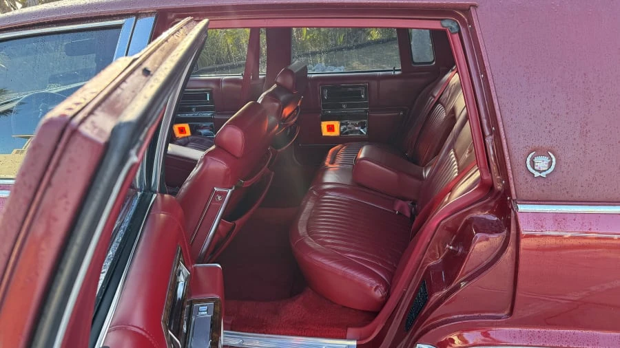 1990 Cadillac Brougham - Image 26 of 31