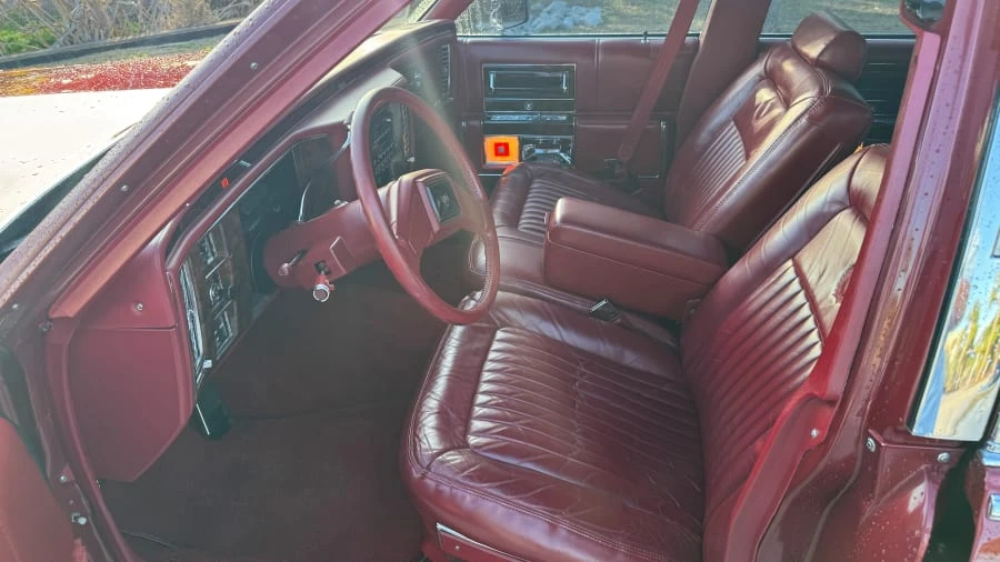 1990 Cadillac Brougham - Image 25 of 31