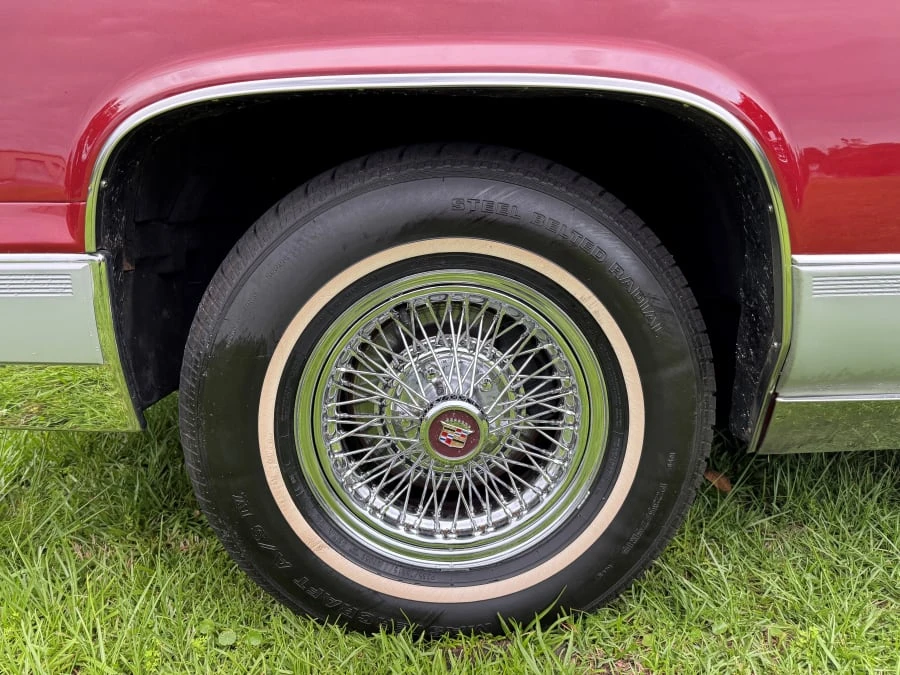 1990 Cadillac Brougham - Image 16 of 31
