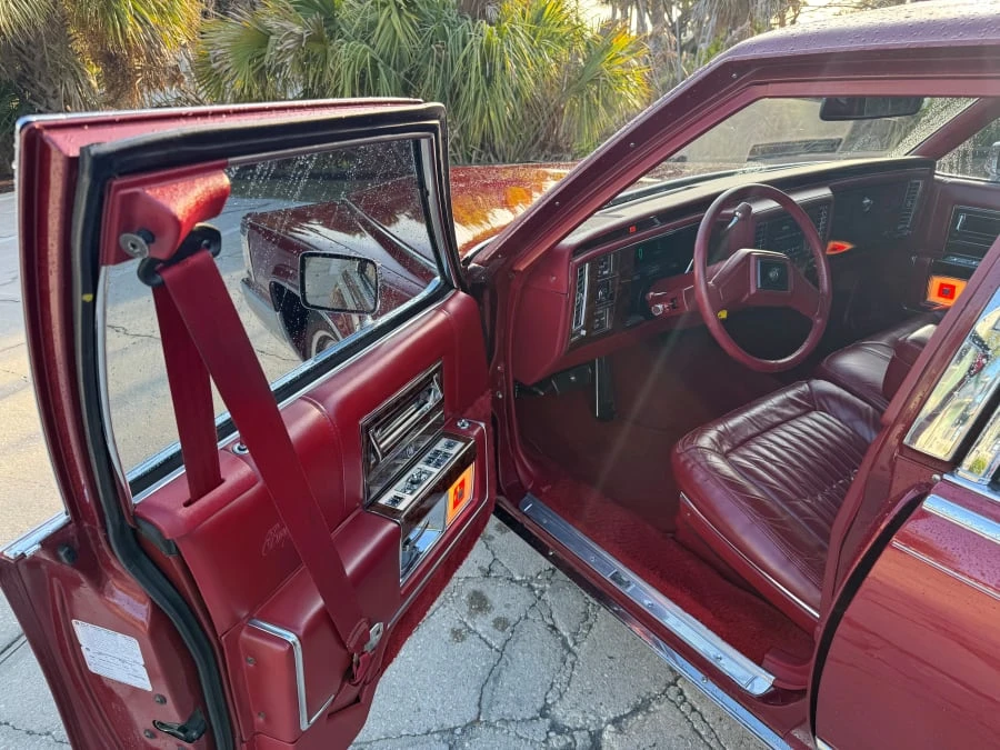 1990 Cadillac Brougham - Image 21 of 31