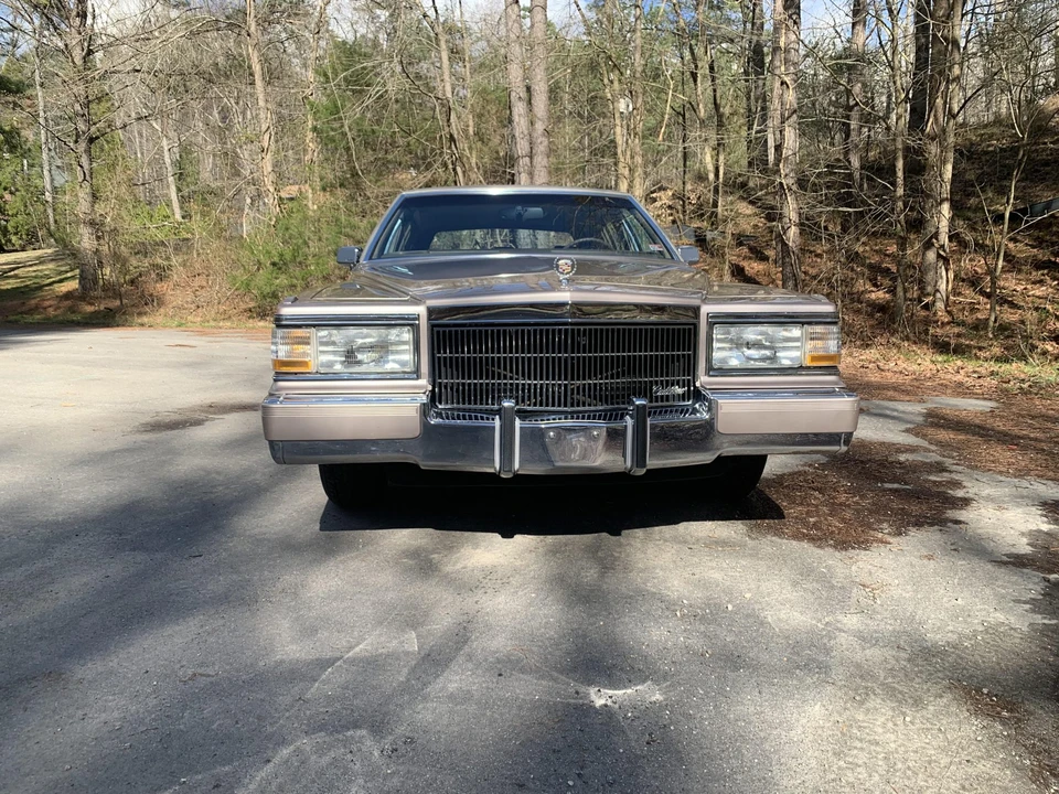 1990 Cadillac Brougham - Image 10 of 31