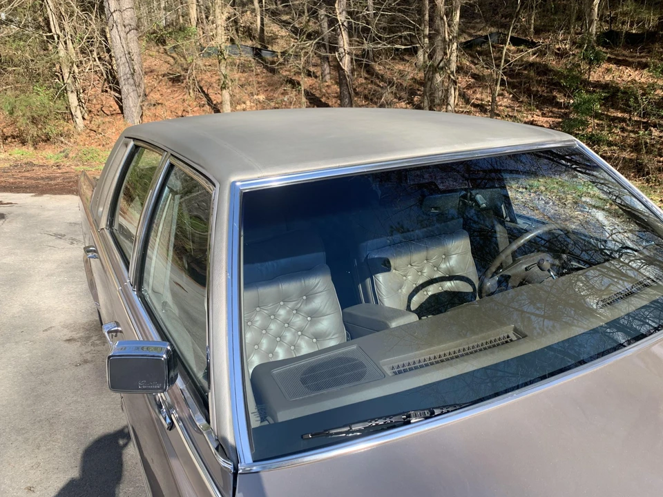 1990 Cadillac Brougham - Image 29 of 31