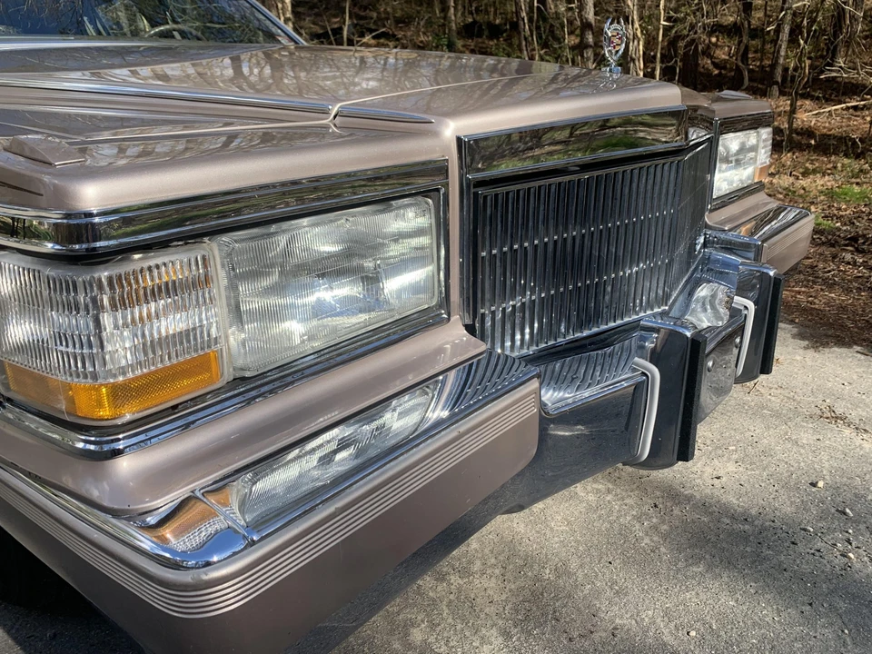 1990 Cadillac Brougham - Image 14 of 31