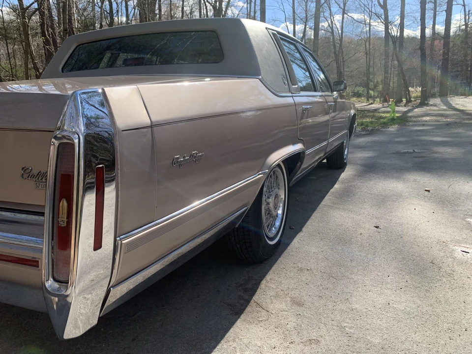 1990 Cadillac Brougham - Image 25 of 31