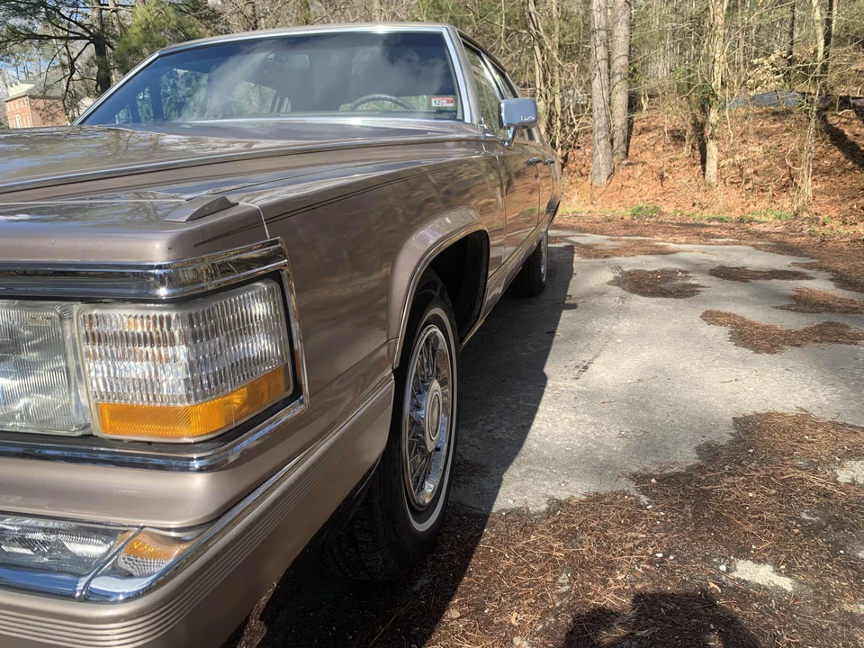 1990 Cadillac Brougham - Image 15 of 31
