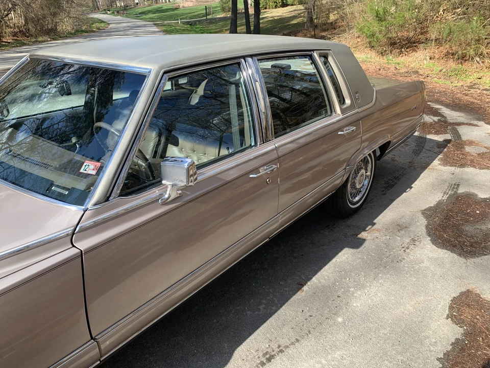 1990 Cadillac Brougham - Image 19 of 31