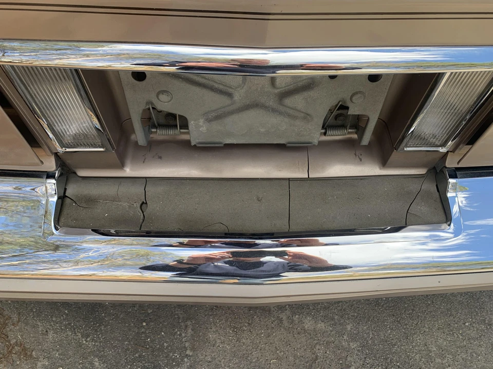 1990 Cadillac Brougham - Image 24 of 31