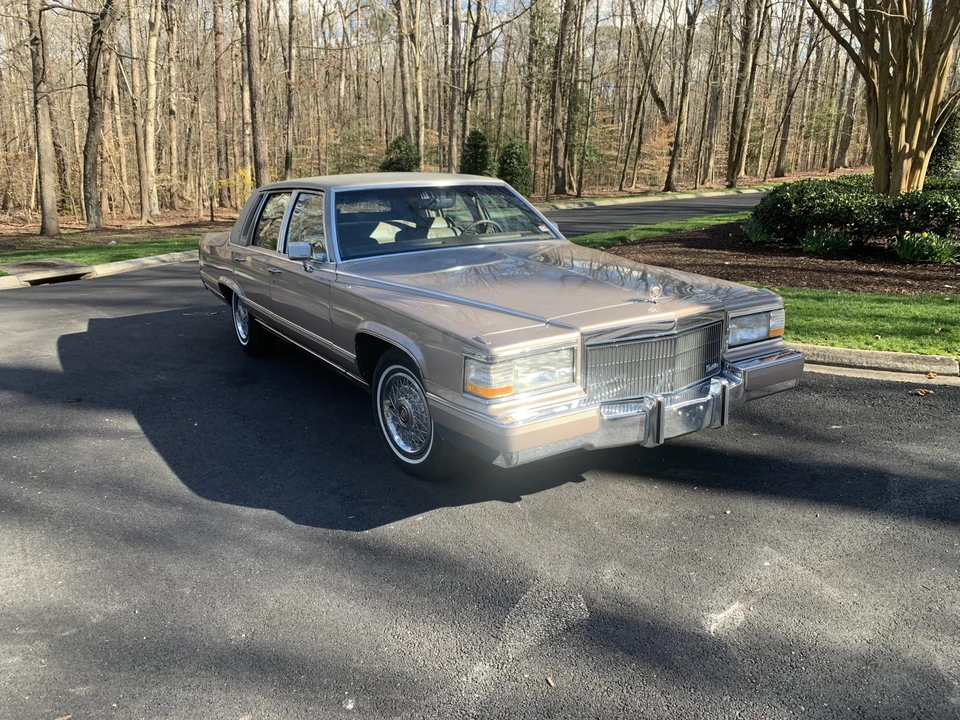 1990 Cadillac Brougham - Image 9 of 31