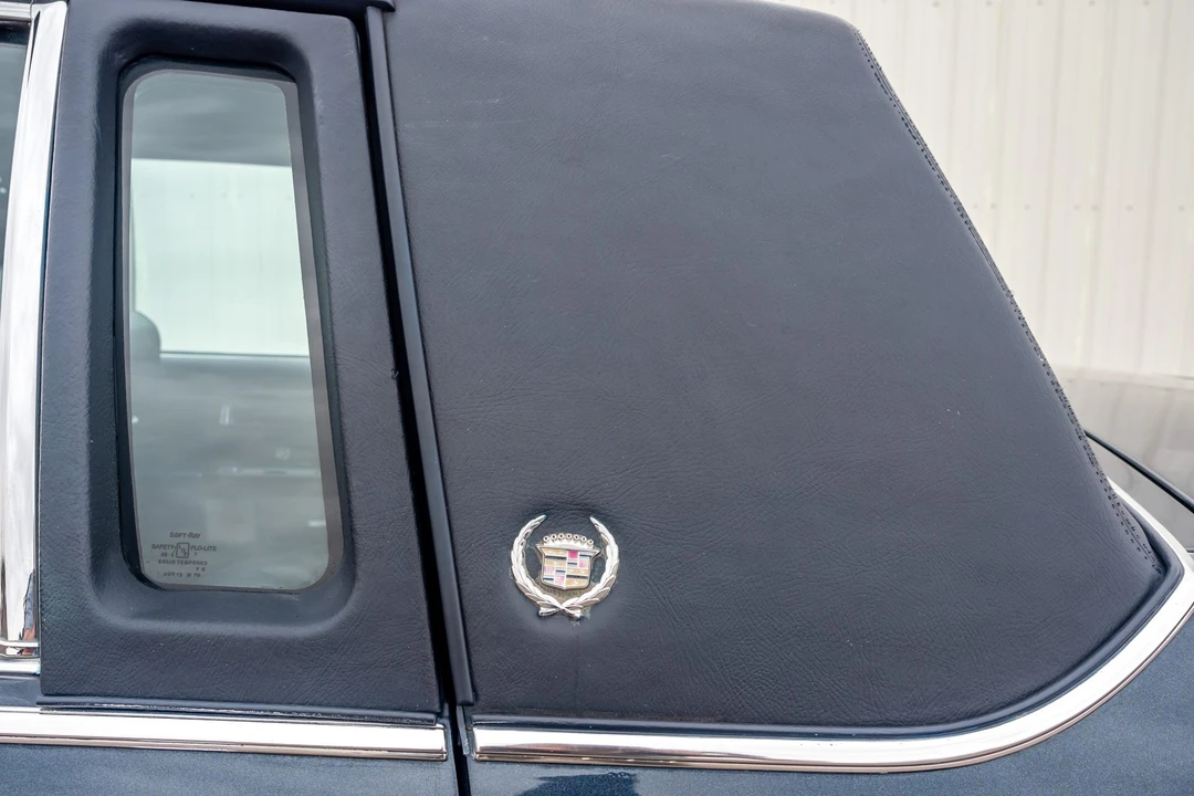 1990 Cadillac Brougham - Image 28 of 31