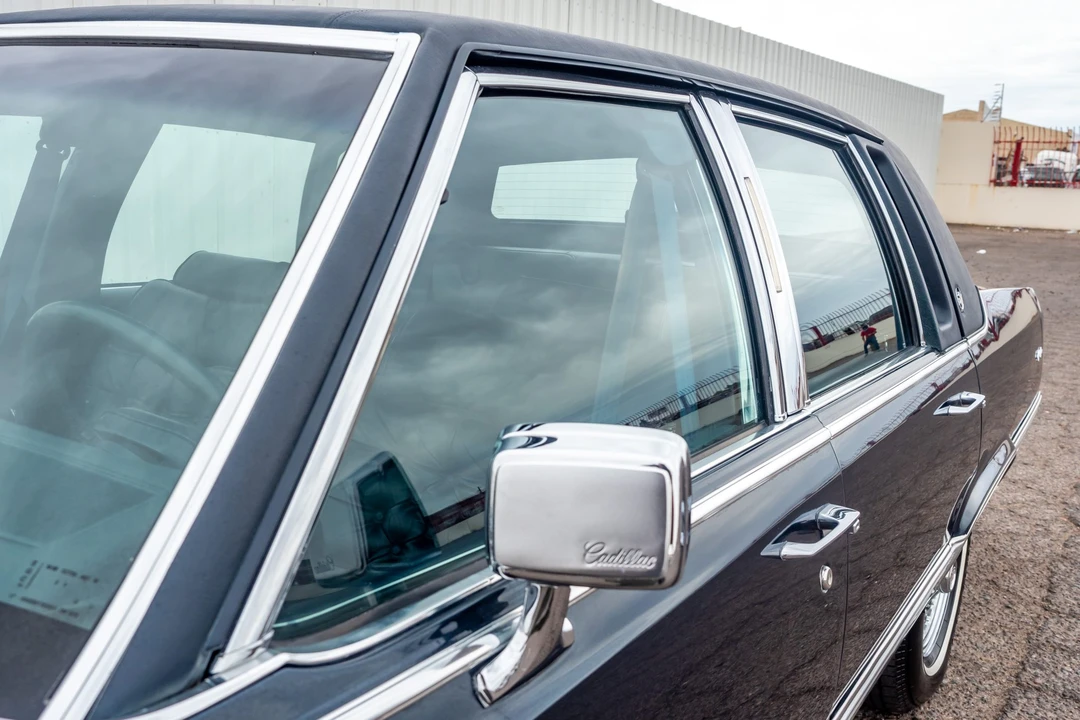 1990 Cadillac Brougham - Image 20 of 31