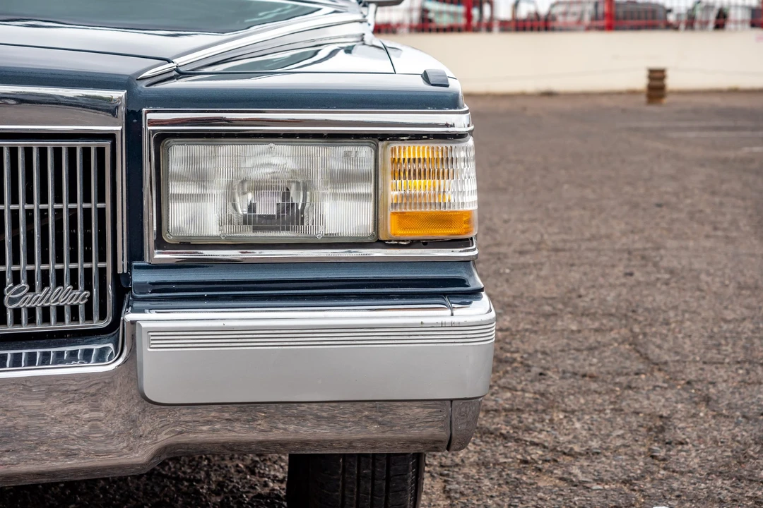 1990 Cadillac Brougham - Image 16 of 31