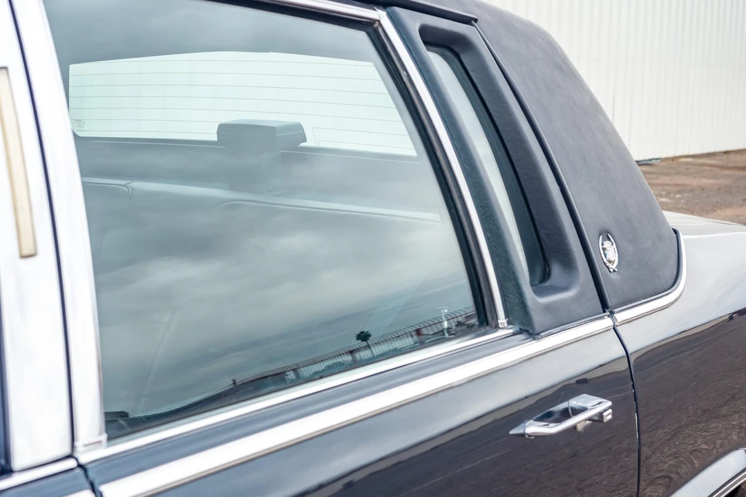 1990 Cadillac Brougham - Image 26 of 31