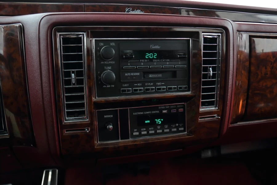 1990 Cadillac Brougham - Image 17 of 25