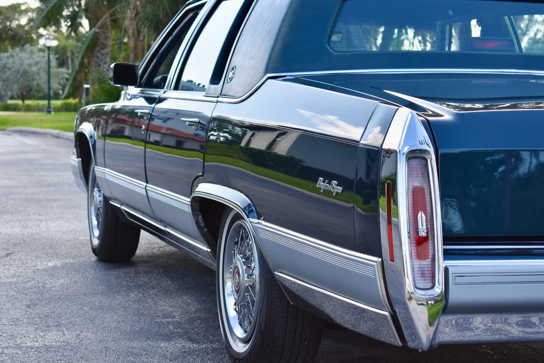 1990 Cadillac Brougham - Image 23 of 31