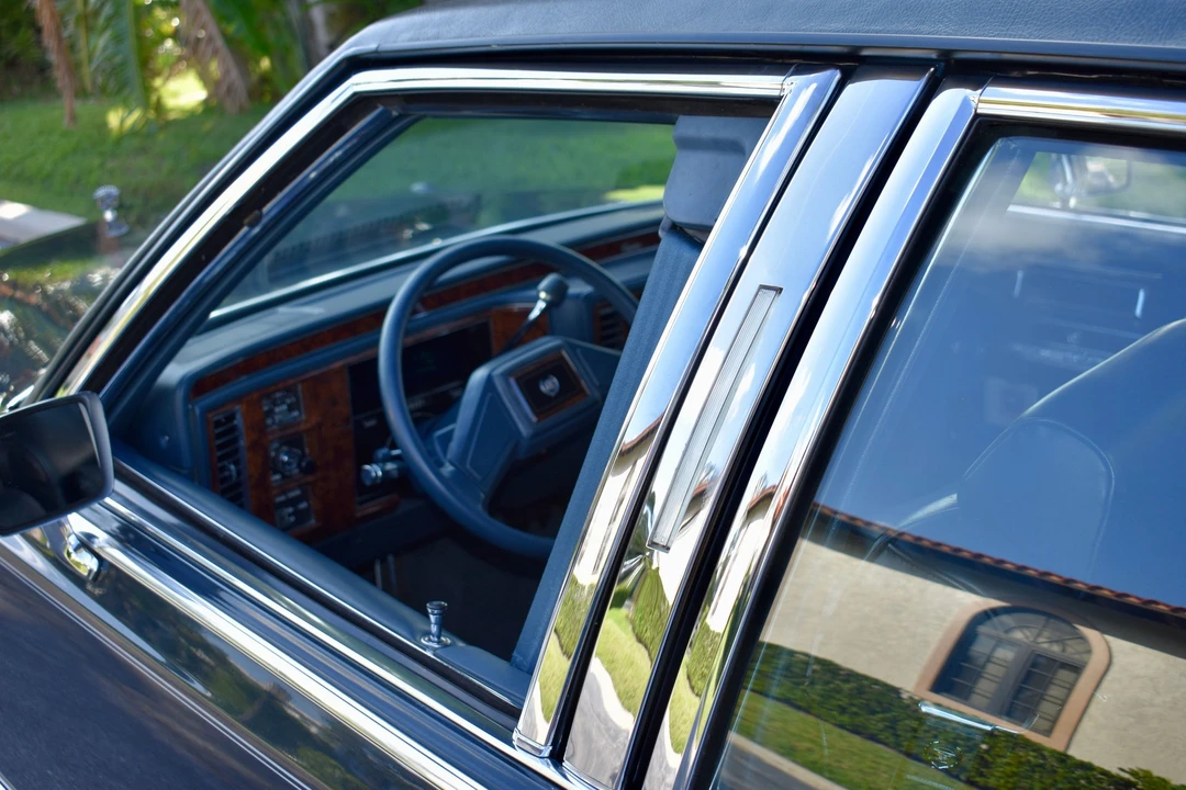 1990 Cadillac Brougham - Image 25 of 31