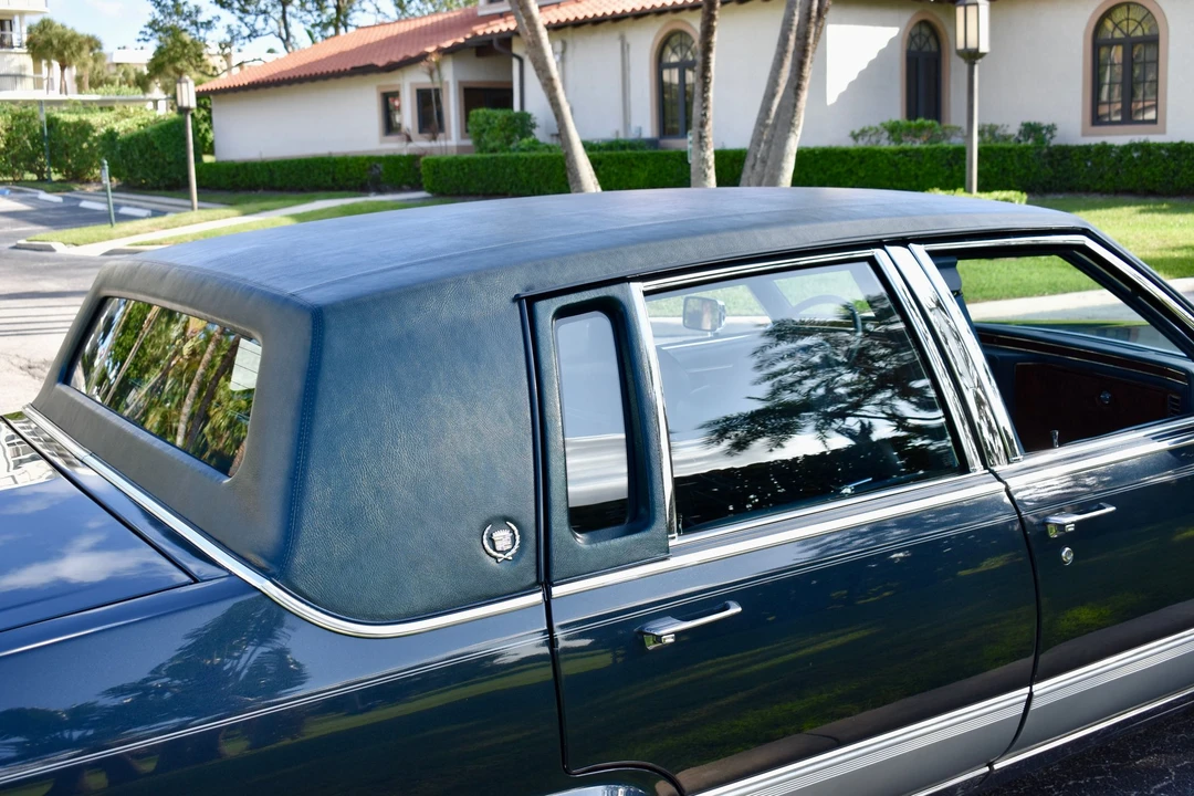 1990 Cadillac Brougham - Image 26 of 31