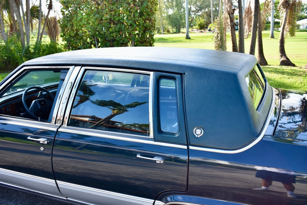 1990 Cadillac Brougham - Image 27 of 31