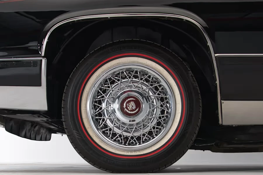 1990 Cadillac Brougham - Image 16 of 31
