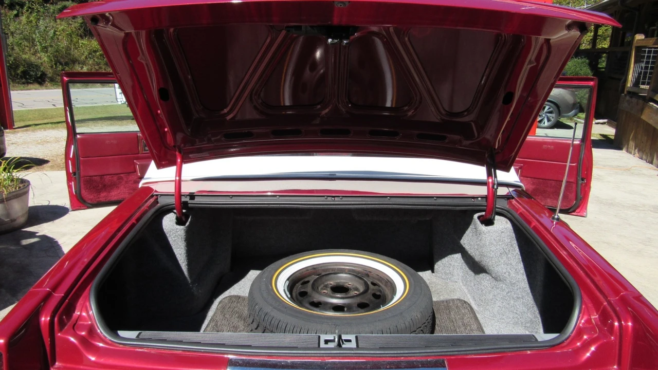 1990 Cadillac DeVille 7th Gen - Image 15 of 21