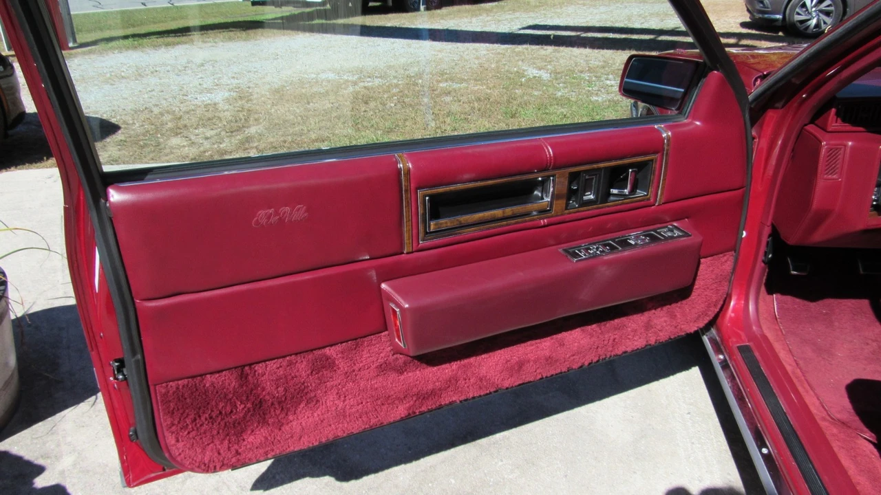 1990 Cadillac DeVille 7th Gen - Image 17 of 21