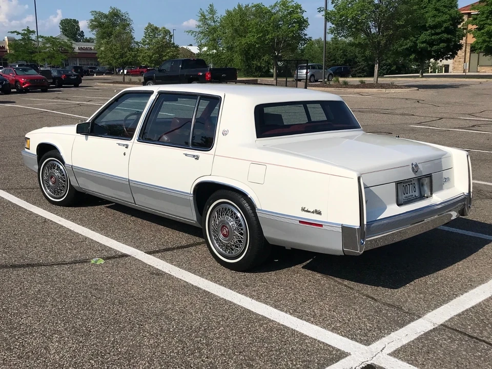 1990 Cadillac DeVille 7th Gen - Image 16 of 21