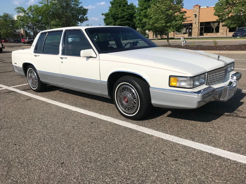 1990 Cadillac DeVille 7th Gen - Image 17 of 21