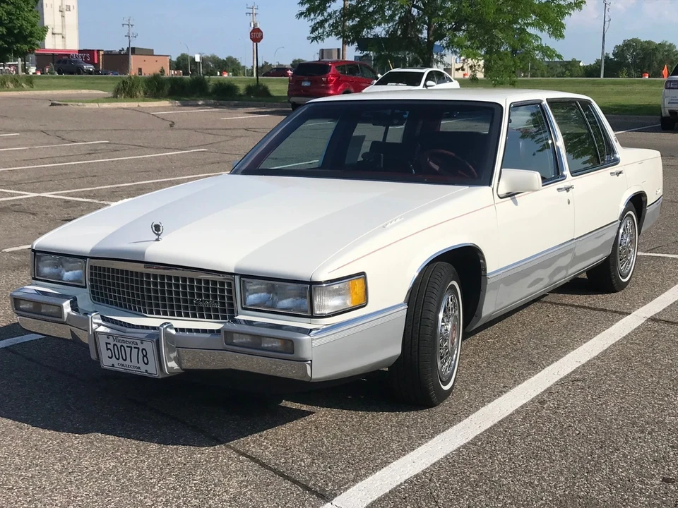 1990 Cadillac DeVille 7th Gen - Image 15 of 21
