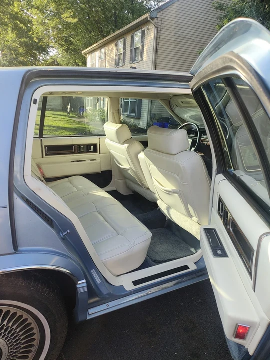 1990 Cadillac DeVille 7th Gen - Image 15 of 18