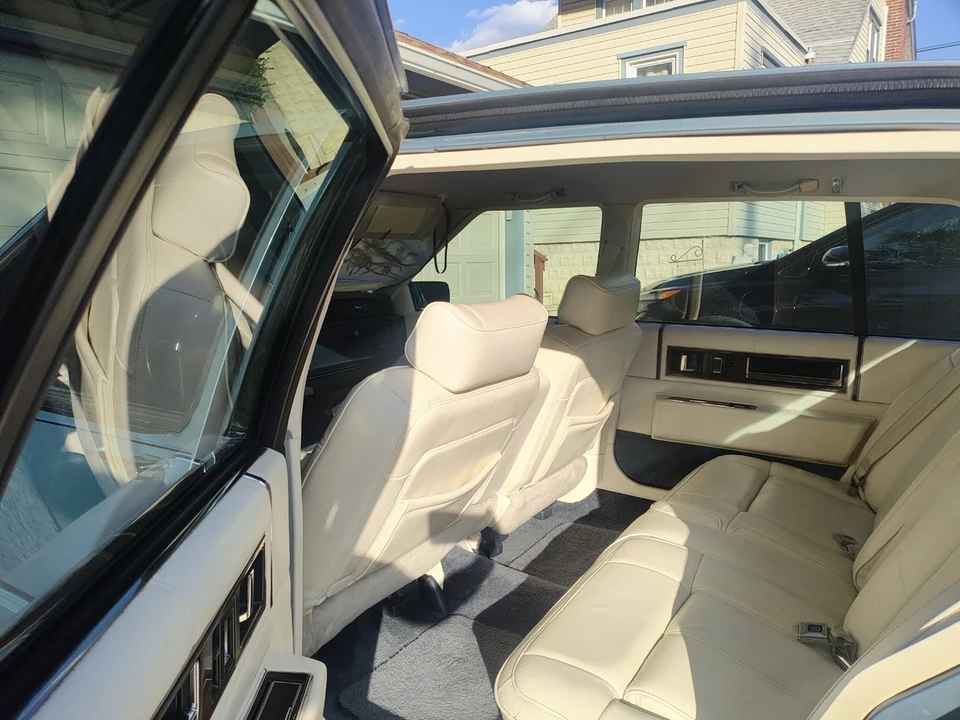 1990 Cadillac DeVille 7th Gen - Image 13 of 18