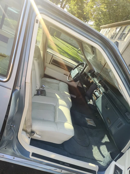 1990 Cadillac DeVille 7th Gen - Image 16 of 18