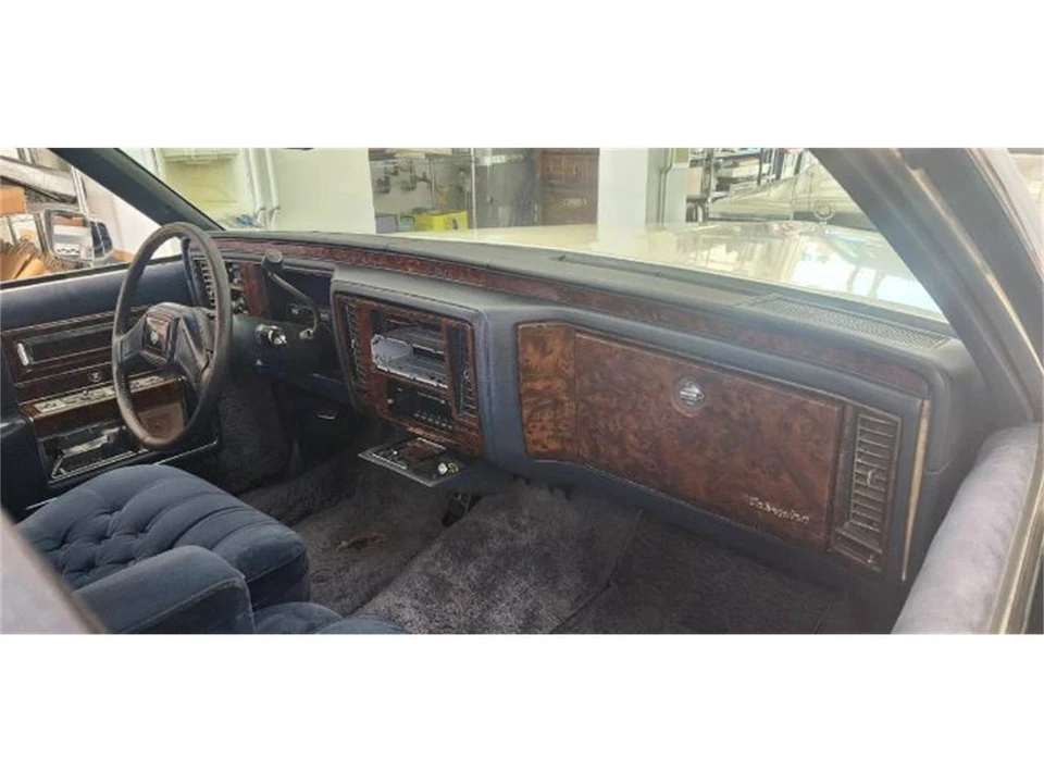 1990 Cadillac Fleetwood - Image 11 of 17