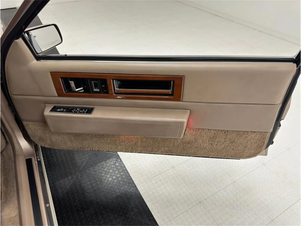 1990 Cadillac Fleetwood - Image 23 of 31