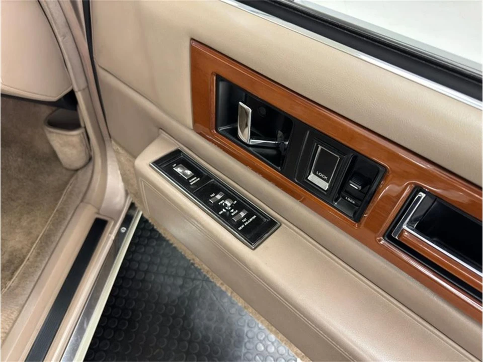 1990 Cadillac Fleetwood - Image 30 of 31