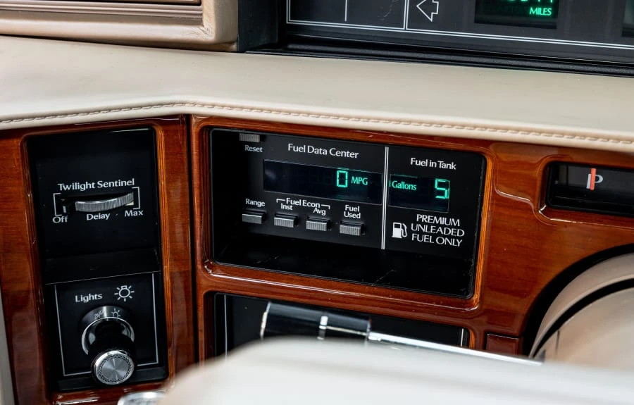1990 Cadillac Fleetwood - Image 24 of 31