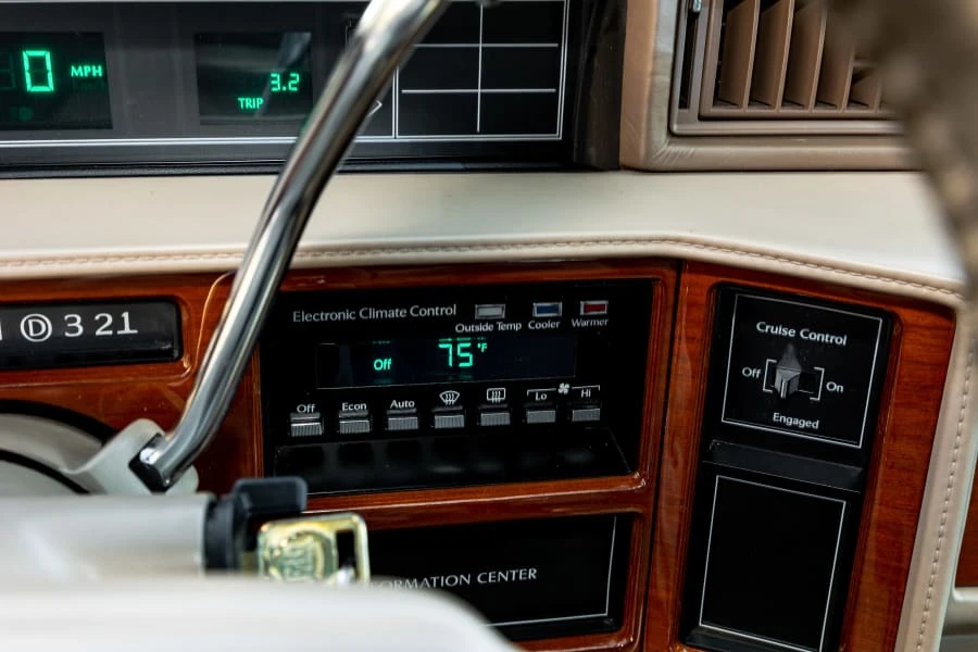 1990 Cadillac Fleetwood - Image 25 of 31