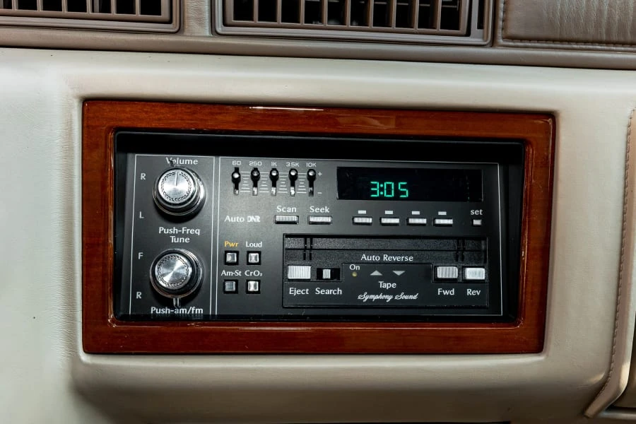 1990 Cadillac Fleetwood - Image 19 of 31
