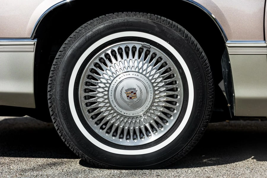 1990 Cadillac Fleetwood - Image 11 of 31