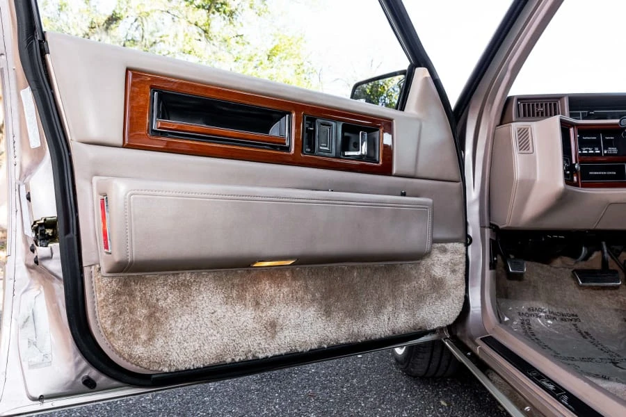 1990 Cadillac Fleetwood - Image 16 of 31