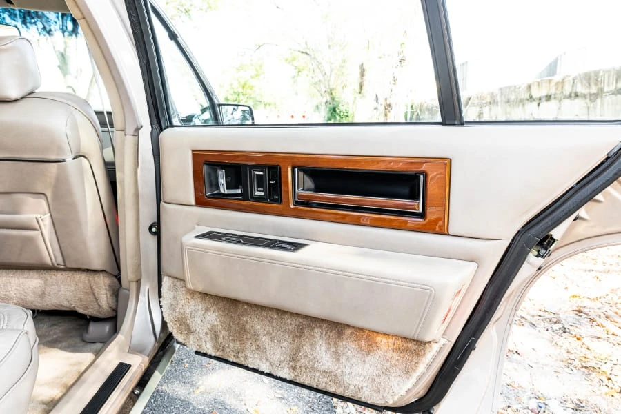 1990 Cadillac Fleetwood - Image 27 of 31