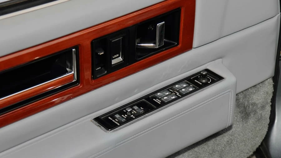 1990 Cadillac Fleetwood - Image 16 of 22