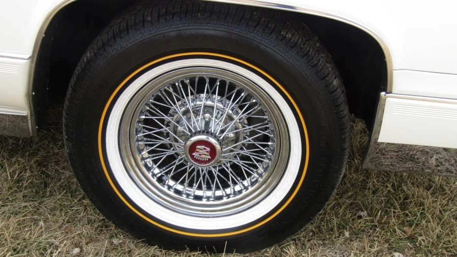 1990 Cadillac Brougham - Image 13 of 20