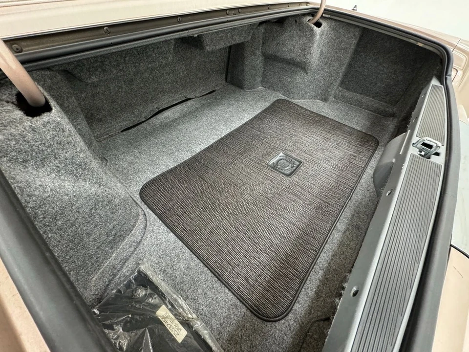 1990 Cadillac Fleetwood - Image 24 of 31
