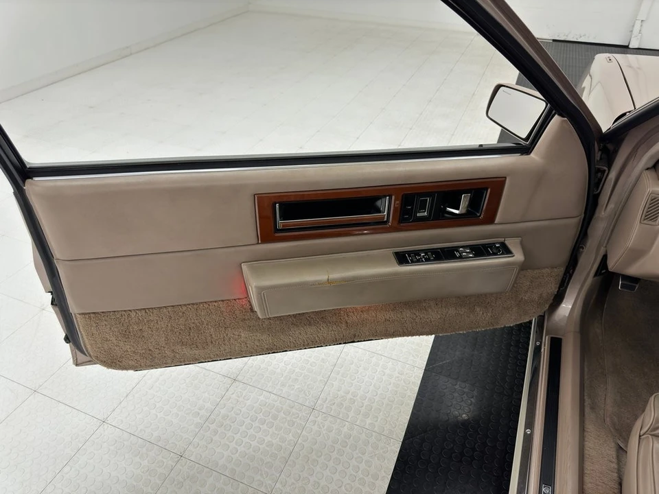 1990 Cadillac Fleetwood - Image 27 of 31